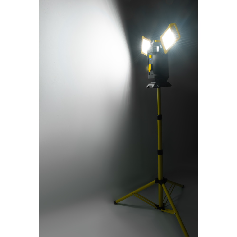 זוג פרוז'קטורים נטענים 2x16w כולל חצובה artos