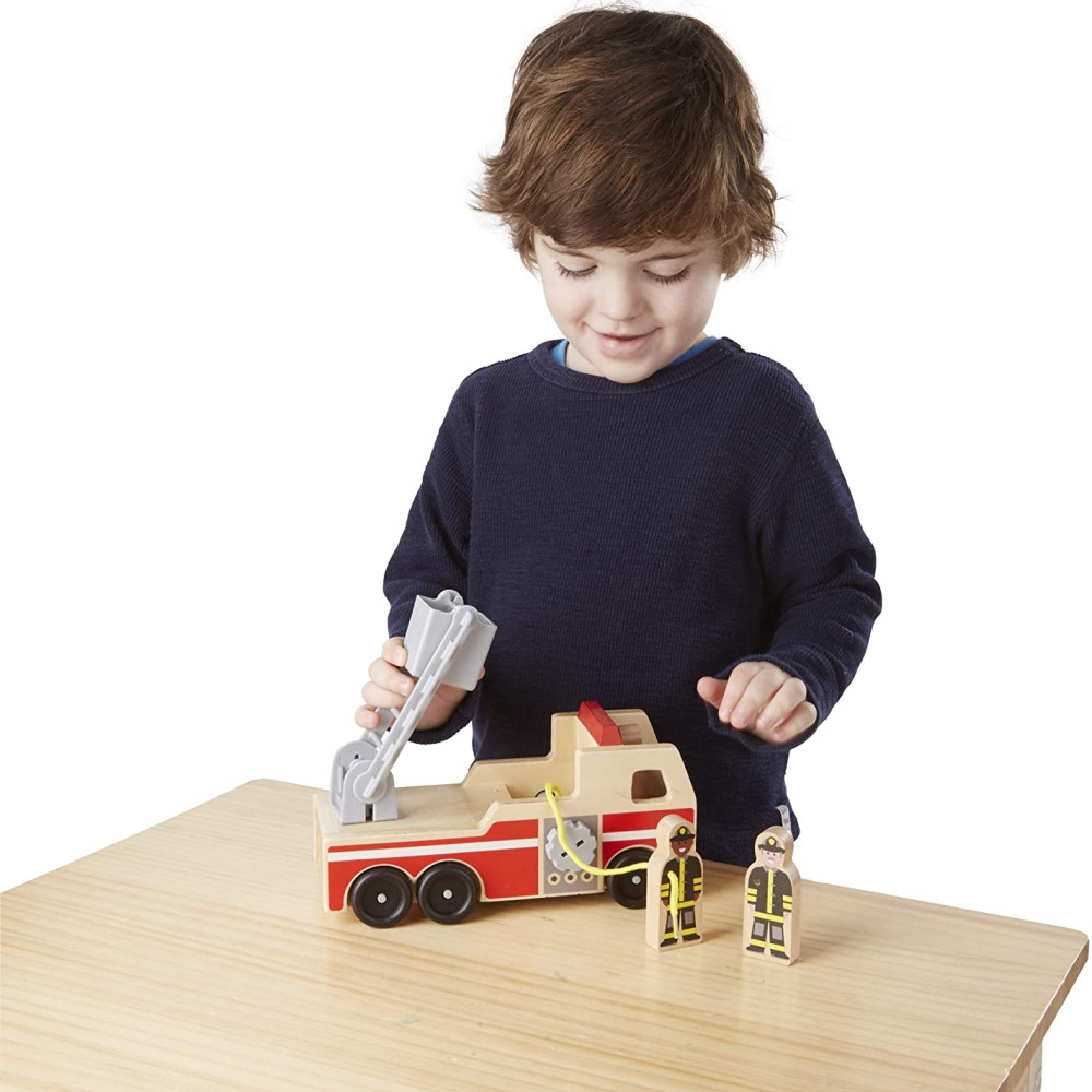 כבאית עשויה עץ כולל דמויות ואביזרים melissa&doug