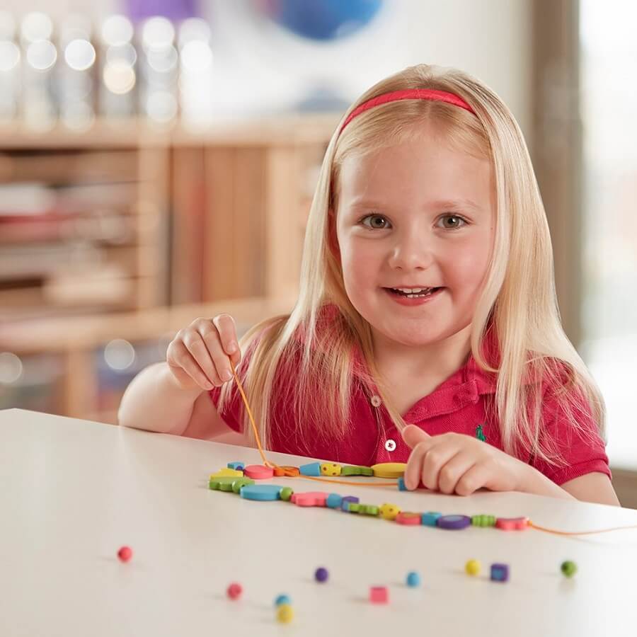 תמונה של ערכת חרוזים פרחים ופרפרים melissa&doug