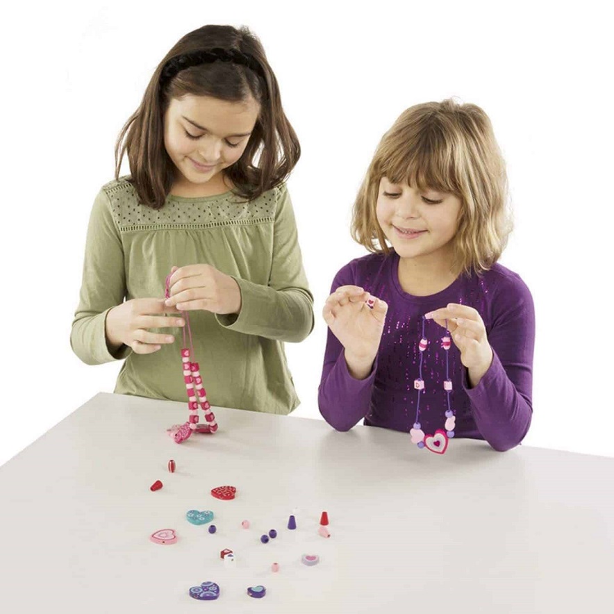 ערכת חרוזים לבבות מעץ melissa&doug