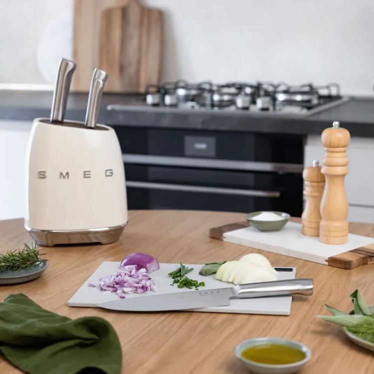 סט 6 סכינים שונים ומעמד מעוצב smeg