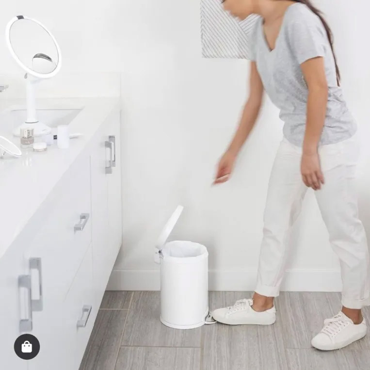 תמונה של פח דוושה עגול לבן 4.5 ליטר simplehuman